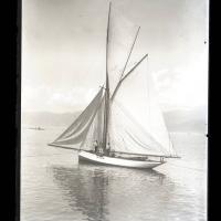 Sloop in navigazione con equipaggio